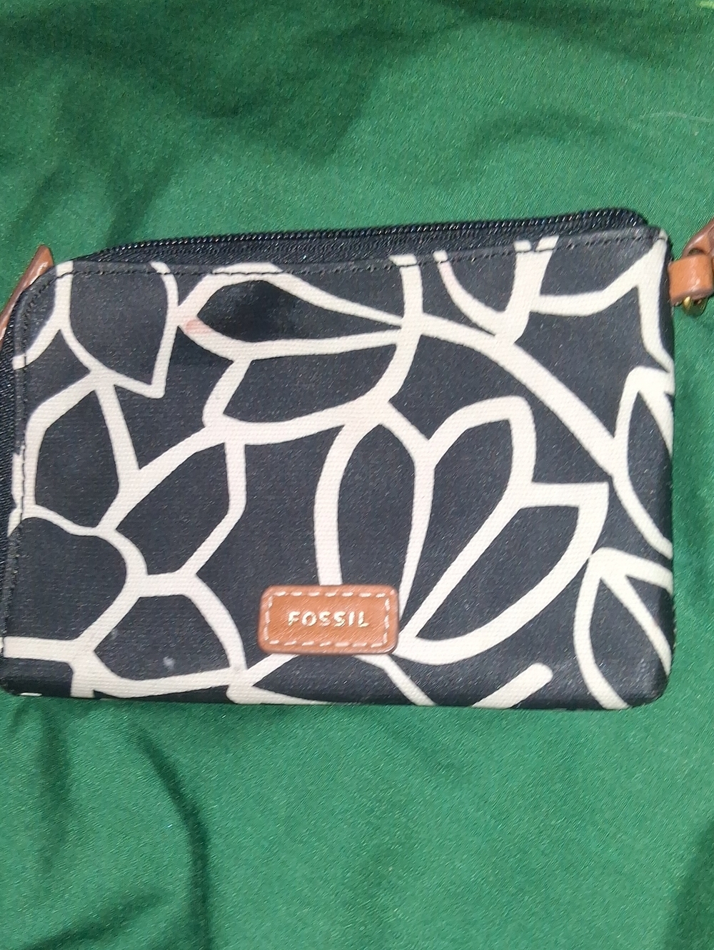 Fossil Black and White Floral Zip Wristlet with Tan Logo